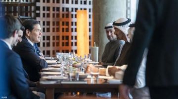 الشيخ محمد بن زايد يستقبل وزير الخارجية الأمريكي الشيخ محمد بن زايد يستقبل وزير الخارجية الأمريكي