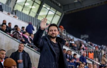 ولي العهد يهنئ منتخب الجزائر تأهله لدور الـ 32
