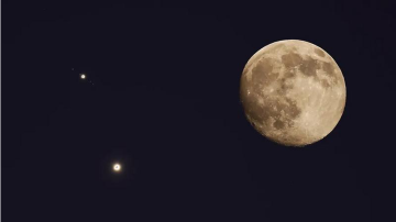 ليلة فلكية ساحرة في سماء الأردن.. القمر يلتقي نجما لامعا