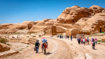 32 معدل نسب إشغال الفنادق بجميع فئاتها 32 معدل نسب إشغال الفنادق بجميع فئاتها