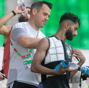 لمواجهة درجات الحرارة المرتفعة.. المنتخب السعودي يستعين ببدلات ثلجية
