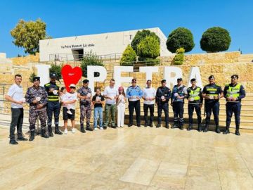 الأمن يوزع شعار النشامى احتفاء بالمونديال (صور) الأمن يوزع شعار النشامى احتفاء بالمونديال (صور)