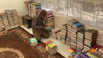 بائع كتب يواصل شغفه بخيمة صغيرة في غزة بائع كتب يواصل شغفه بخيمة صغيرة في غزة