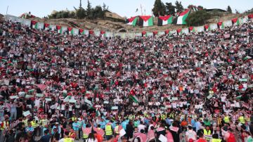 المدرجات والساحات تمتلئ بالجماهير قبل مواجهة الجزائر المدرجات والساحات تمتلئ بالجماهير قبل مواجهة الجزائر