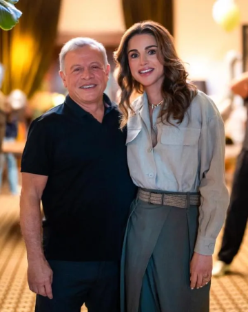 الملكة للملك: أنت أجمل ما يزين الحياة الملكة للملك: أنت أجمل ما يزين الحياة