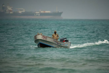 مسلحون يحاولون اقتحام سفينة جنوب الشحر اليمنية مسلحون يحاولون اقتحام سفينة جنوب الشحر اليمنية