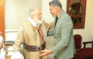 ياسر جلال يقبل يد يحيى الفخراني بعد الملك لير 