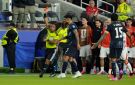 أول طرد بالمونديال بسبب تغطية لاعب فمه أمام منافسه