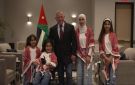 الملك يلتقي الطفل شهم في تكساس ويدعوه لحضور مباراة النشامى أمام الأرجنتين