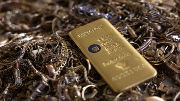 الذهب يتراجع عالميا مع ارتفاع أسعار النفط الذهب يتراجع عالميا مع ارتفاع أسعار النفط