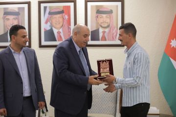 القاضي يكرم الشديفات تقديرا لموقفه البطولي القاضي يكرم الشديفات تقديرا لموقفه البطولي