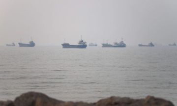إجلاء طاقم ناقلة نفط بعد استهدافها في مضيق هرمز إجلاء طاقم ناقلة نفط بعد استهدافها في مضيق هرمز