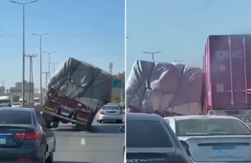 لحظات مرعبة وتدخل بطولي.. فيديو يحبس الأنفاس بأحد الطرق في مصر لحظات مرعبة وتدخل بطولي.. فيديو يحبس الأنفاس بأحد الطرق في مصر