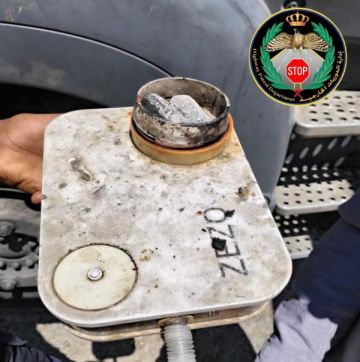 ضبط سائق مركبة يدخن الأرجيلة أثناء القيادة ضبط سائق مركبة يدخن الأرجيلة أثناء القيادة