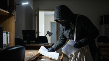 إحالة 10 حالات للقضاء بتهمة تسريب وثائق رسمية إحالة 10 حالات للقضاء بتهمة تسريب وثائق رسمية