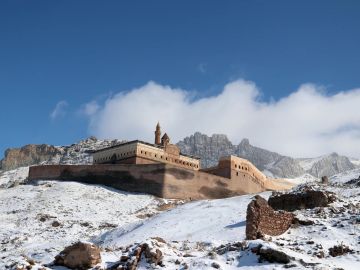 ثلوج رغم الصيف .. مناظر ساحرة في أغري التركية ثلوج رغم الصيف .. مناظر ساحرة في أغري التركية