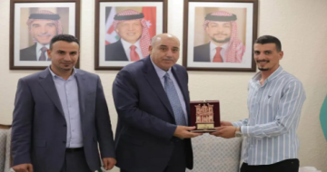 القاضي يكرم الشديفات تقديرا لموقفه البطولي القاضي يكرم الشديفات تقديرا لموقفه البطولي