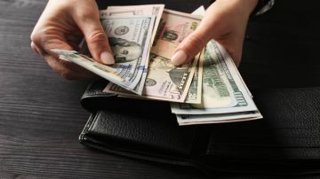ارتفاع الدولار وسط تجدد حرب إيران ارتفاع الدولار وسط تجدد حرب إيران