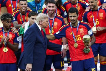 ترامب يسلم إسبانيا كأس العالم 2026 ترامب يسلم إسبانيا كأس العالم 2026