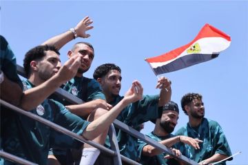رجل أعمال إماراتي يقدم هدايا ثمينة للاعبي منتخب مصر رجل أعمال إماراتي يقدم هدايا ثمينة للاعبي منتخب مصر