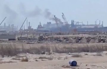 مصر تؤكد استهداف سفينة الغاز في ميناء دمياط بطائرة مسيرة مصر تؤكد استهداف سفينة الغاز في ميناء دمياط بطائرة مسيرة
