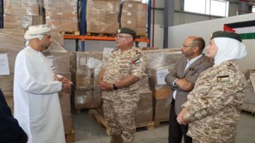 القوات المسلحة الأردنية تتسلم مساعدات طبية من سلطنة عمان القوات المسلحة الأردنية تتسلم مساعدات طبية من سلطنة عمان