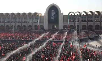 حشود كبيرة تصلي على خامنئي في طهران حشود كبيرة تصلي على خامنئي في طهران