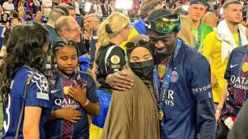 أخفت وجهها ..  أول ظهور لزوجة عثمان ديمبيلي المغربية في كأس العالم (صور)