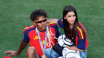 لامين يامال يحتفل مع صديقته بكأس العالم (فيديو) لامين يامال يحتفل مع صديقته بكأس العالم (فيديو)