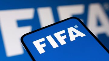 ارفعوا أيديكم عن اللعبة ..  تحذير من الإفراط باستغلال كرة القدم تجارياً