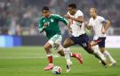 إنجلترا المنقوصة تقصي المكسيك 3-2 وتبلغ ربع نهائي كأس العالم