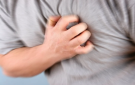 أعراض خفية لاحتشاء عضلة القلب يمكن الخلط بينها وبين حرقة المعدة والإرهاق