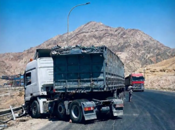 عاجل تدهور شاحنة يغلق مسربا في الطريق الخلفي للعقبة عاجل تدهور شاحنة يغلق مسربا في الطريق الخلفي للعقبة