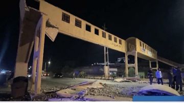 إزالة جسر مشاة عند حدود جابر بعد اصطدام شاحنة به إزالة جسر مشاة عند حدود جابر بعد اصطدام شاحنة به