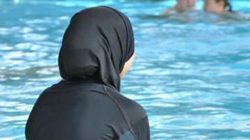 محكمة فرنسية تلغي حظر البوركيني على أحد شواطئ كوت دازور محكمة فرنسية تلغي حظر البوركيني على أحد شواطئ كوت دازور