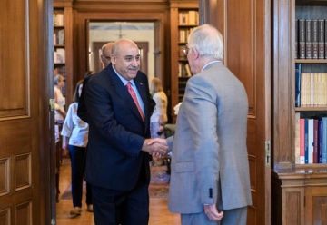 القاضي ينقل تحيات الملك إلى الرئيس اليوناني القاضي ينقل تحيات الملك إلى الرئيس اليوناني