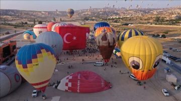 تركيا .. سماء كابادوكيا تتزين في المهرجان السابع للمناطيد تركيا .. سماء كابادوكيا تتزين في المهرجان السابع للمناطيد