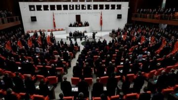 البرلمان التركي يقر قانونا لدفع عملية السلام مع حزب العمال الكردستاني البرلمان التركي يقر قانونا لدفع عملية السلام مع حزب العمال الكردستاني