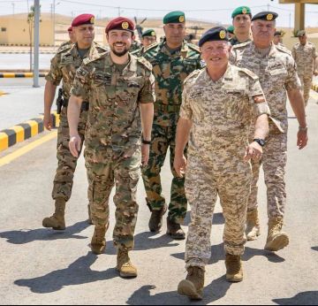 بين القائد وجنده .. ابتسامة تختصر حكاية وطن بين القائد وجنده .. ابتسامة تختصر حكاية وطن