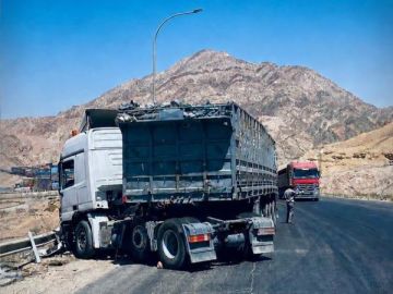 تدهور شاحنة يغلق مسربا في الطريق الخلفي للعقبة تدهور شاحنة يغلق مسربا في الطريق الخلفي للعقبة
