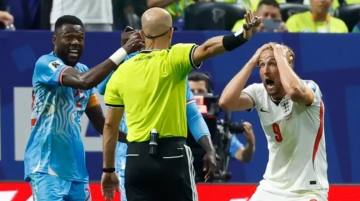 لأول مرة.. الدوري الإنجليزي يسمح ببث محادثات الحكّام واللاعبين