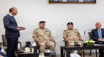 الملك يلتقي مجموعة من رفاق السلاح الملك يلتقي مجموعة من رفاق السلاح