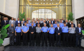 مدير الأمن العام يكرم عددا من الضباط المتقاعدين مدير الأمن العام يكرم عددا من الضباط المتقاعدين