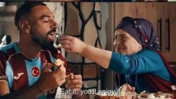 العجوز التي ظهرت مع صلاح في الفيديو: شعرت أنه ابني العجوز التي ظهرت مع صلاح في الفيديو: شعرت أنه ابني