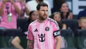 ميسي وأبناؤه بقميص ناد جديد ميسي وأبناؤه بقميص ناد جديد