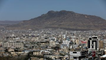 مقتل وجرح العشرات من القوات الحكومية اليمنية بهجوم صاروخي شنه الحوثيون