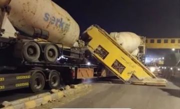 الدوريات الخارجية : سقوط جزء من جسر مشاه على مركبة وإغلاق طريق جابر باتجاه الحدود الدوريات الخارجية : سقوط جزء من جسر مشاه على مركبة وإغلاق طريق جابر باتجاه الحدود