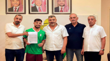 الفلسطيني أبو وردة يوقع على كشوفات الوحدات الفلسطيني أبو وردة يوقع على كشوفات الوحدات