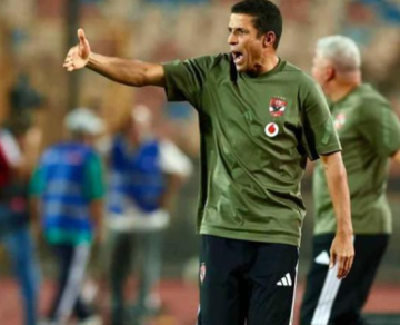 الحسين عموتة يؤدب لاعب الأهلي المصري الحسين عموتة يؤدب لاعب الأهلي المصري