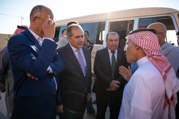 من القويرة .. وزير الاستثمار يتابع ميدانيا مسارات النقل المدرسي في أول أيام الدوام من القويرة .. وزير الاستثمار يتابع ميدانيا مسارات النقل المدرسي في أول أيام الدوام